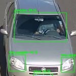 A tecnologia consegue detectar até 82 tipos de infrações, como falta do cinto de segurança, uso do celular ao volante, motorista tomando chimarrão, ultrapassagens em locais proibidos e motociclistas sem capacete - Crédito: Reprodução