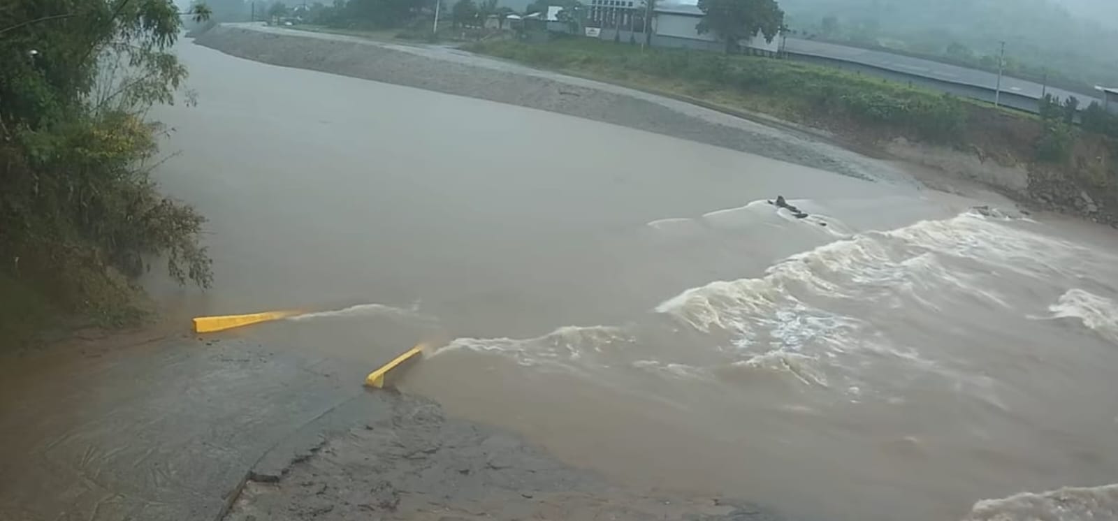 Ponte do Bananal, entre Vale Real e Feliz, voltou a ficar submersa
