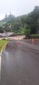 Pontes foram bloqueadas devido a elevação do arroio Forromeco - Crédito: Prefeitura