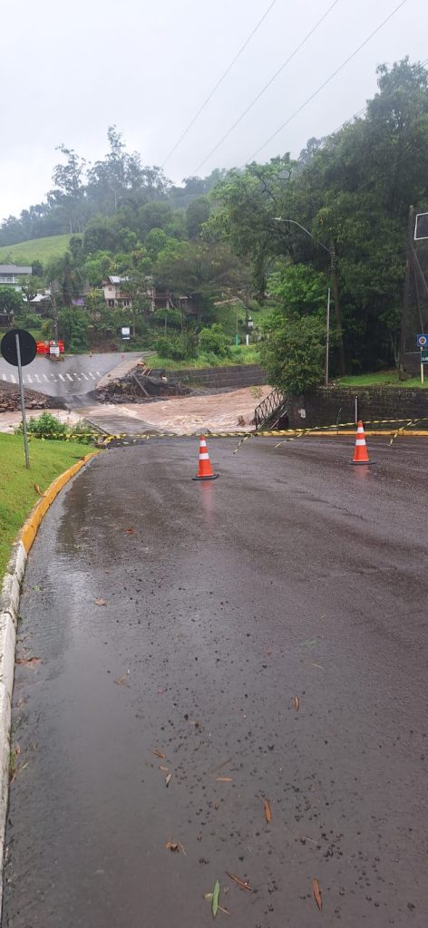 Pontes foram bloqueadas devido a elevação do arroio Forromeco - Crédito: Prefeitura