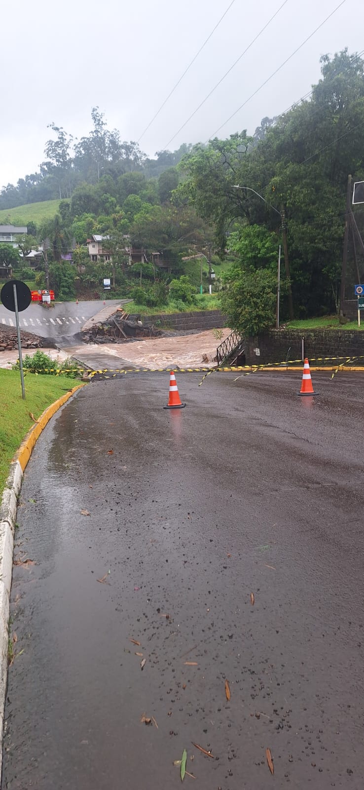 Pontes foram bloqueadas devido a elevação do arroio Forromeco - Crédito: Prefeitura