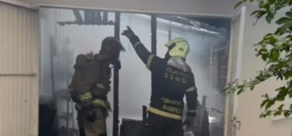 Fogo atingiu moradia na tarde desta terça-feira - Crédito: Bombeiros/Reprodução
