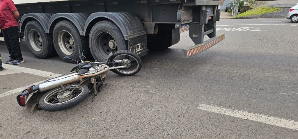 Acidente ocorreu no trevo do bairro Cinco de Maio