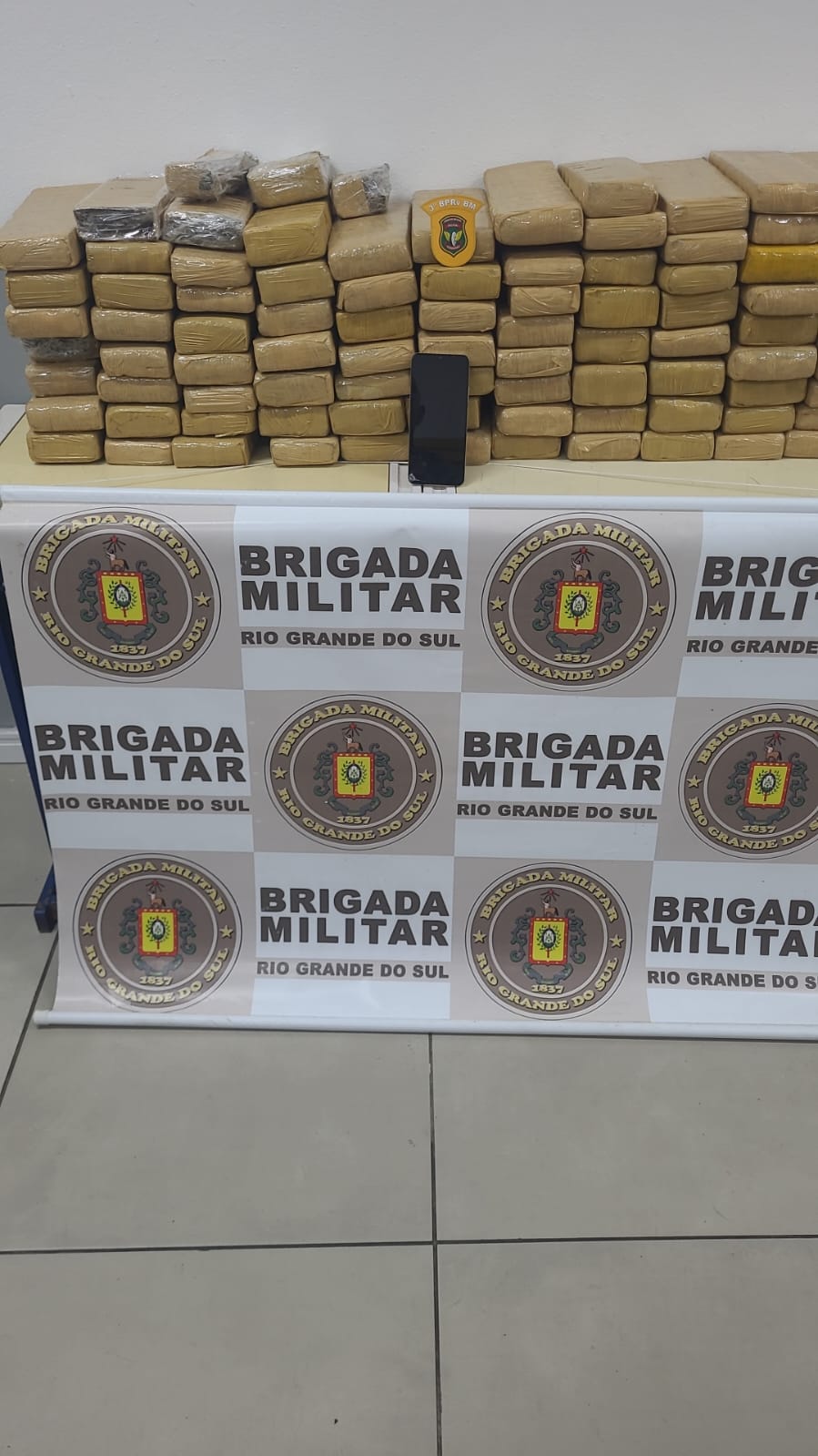 Grande quantidade de drogas foi encontrada dentro de automóvel em abordagem na frente do posto da Polícia Rodoviária Estadual
