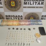 Foram apreendidas porções de crack, maconha e cocaína - Crédito: BM