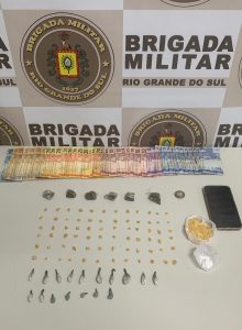 Foram apreendidas porções de crack, maconha e cocaína - Crédito: BM