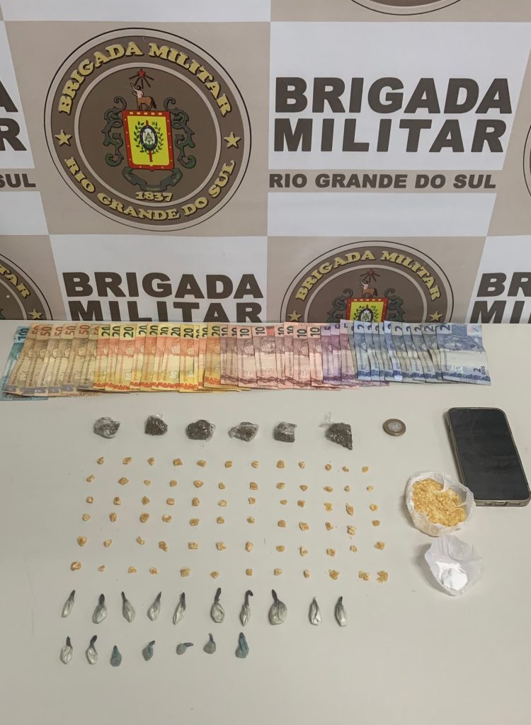 Foram apreendidas porções de crack, maconha e cocaína - Crédito: BM