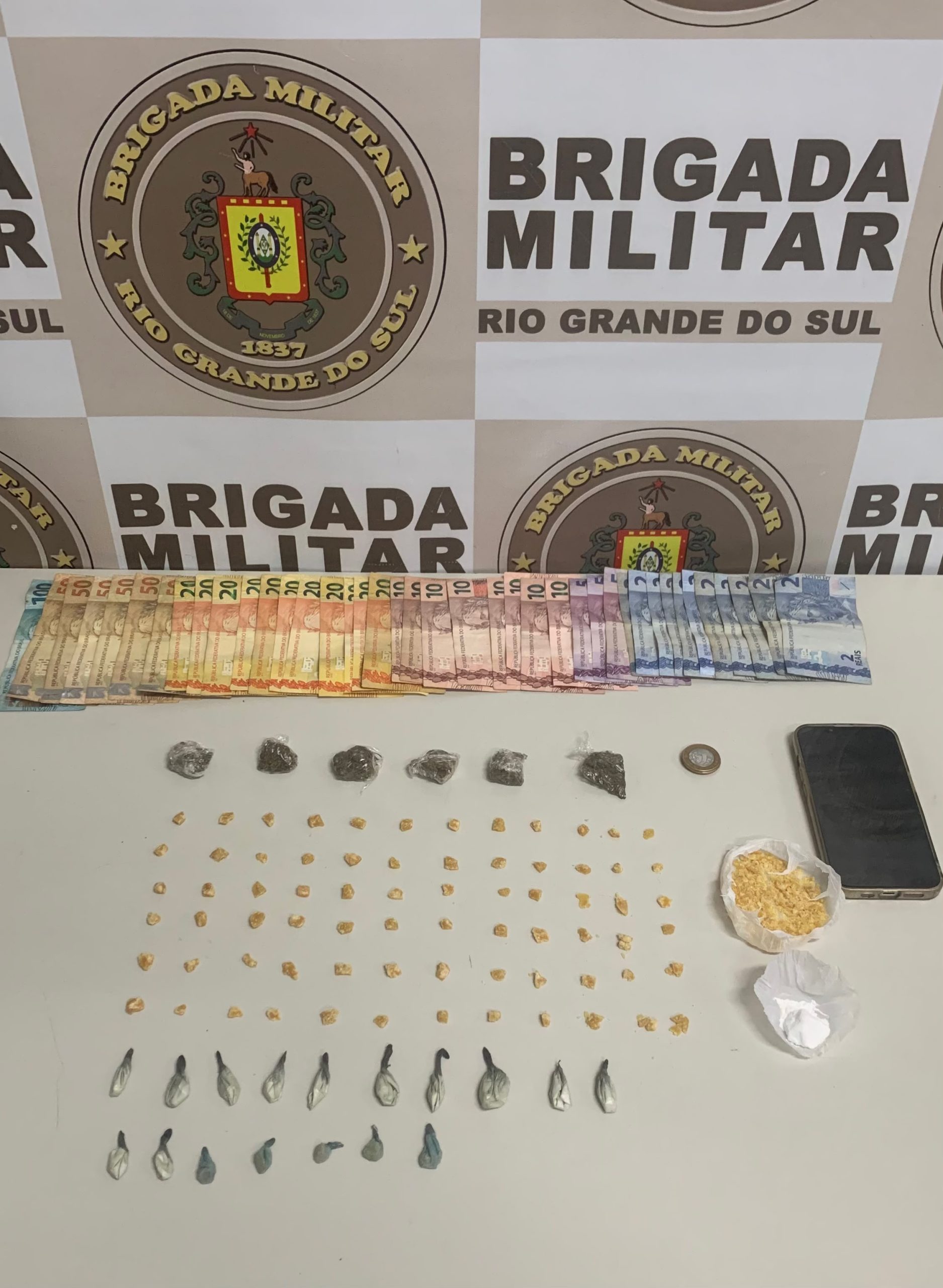 Foram apreendidas porções de crack, maconha e cocaína - Crédito: BM