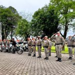 Durante o período de votação deste domingo (04/10), a Brigada Militar atendeu ocorrências relacionadas às Eleições 2026 em municípios do Vale do Caí. Em Montenegro, foram atendidas ocorrências envolvendo propaganda eleitoral afixada irregularmente em via pública e em locais privados, com recolhimento dos materiais e encaminhamento ao Cartório Eleitoral. Também foi averiguada uma situação envolvendo a atuação de uma representante partidária no interior de um local de votação. Após orientação dos fiscais eleitorais, a pessoa deixou o local, não sendo constatados elementos suficientes para caracterização de crime eleitoral. Em Tupandi e São Sebastião do Caí, foram realizadas averiguações e o recolhimento de materiais de propaganda política afixados em via pública e em locais privados, para encaminhamento às providências cabíveis. A Brigada Militar permanece atuando na região para garantir a segurança e a tranquilidade durante o processo eleitoral. O mesmo ocorre após o encerramento na votação. A divulgação parcial inicial assim que todas as urnas forem fechadas, o que pode demorar em razão das filas em alguns locais.