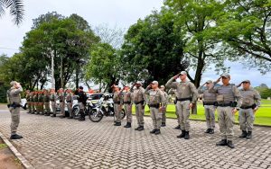 Durante o período de votação deste domingo (04/10), a Brigada Militar atendeu ocorrências relacionadas às Eleições 2026 em municípios do Vale do Caí. Em Montenegro, foram atendidas ocorrências envolvendo propaganda eleitoral afixada irregularmente em via pública e em locais privados, com recolhimento dos materiais e encaminhamento ao Cartório Eleitoral. Também foi averiguada uma situação envolvendo a atuação de uma representante partidária no interior de um local de votação. Após orientação dos fiscais eleitorais, a pessoa deixou o local, não sendo constatados elementos suficientes para caracterização de crime eleitoral. Em Tupandi e São Sebastião do Caí, foram realizadas averiguações e o recolhimento de materiais de propaganda política afixados em via pública e em locais privados, para encaminhamento às providências cabíveis. A Brigada Militar permanece atuando na região para garantir a segurança e a tranquilidade durante o processo eleitoral. O mesmo ocorre após o encerramento na votação. A divulgação parcial inicial assim que todas as urnas forem fechadas, o que pode demorar em razão das filas em alguns locais.