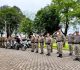 Durante o período de votação deste domingo (04/10), a Brigada Militar atendeu ocorrências relacionadas às Eleições 2026 em municípios do Vale do Caí. Em Montenegro, foram atendidas ocorrências envolvendo propaganda eleitoral afixada irregularmente em via pública e em locais privados, com recolhimento dos materiais e encaminhamento ao Cartório Eleitoral. Também foi averiguada uma situação envolvendo a atuação de uma representante partidária no interior de um local de votação. Após orientação dos fiscais eleitorais, a pessoa deixou o local, não sendo constatados elementos suficientes para caracterização de crime eleitoral. Em Tupandi e São Sebastião do Caí, foram realizadas averiguações e o recolhimento de materiais de propaganda política afixados em via pública e em locais privados, para encaminhamento às providências cabíveis. A Brigada Militar permanece atuando na região para garantir a segurança e a tranquilidade durante o processo eleitoral. O mesmo ocorre após o encerramento na votação. A divulgação parcial inicial assim que todas as urnas forem fechadas, o que pode demorar em razão das filas em alguns locais.
