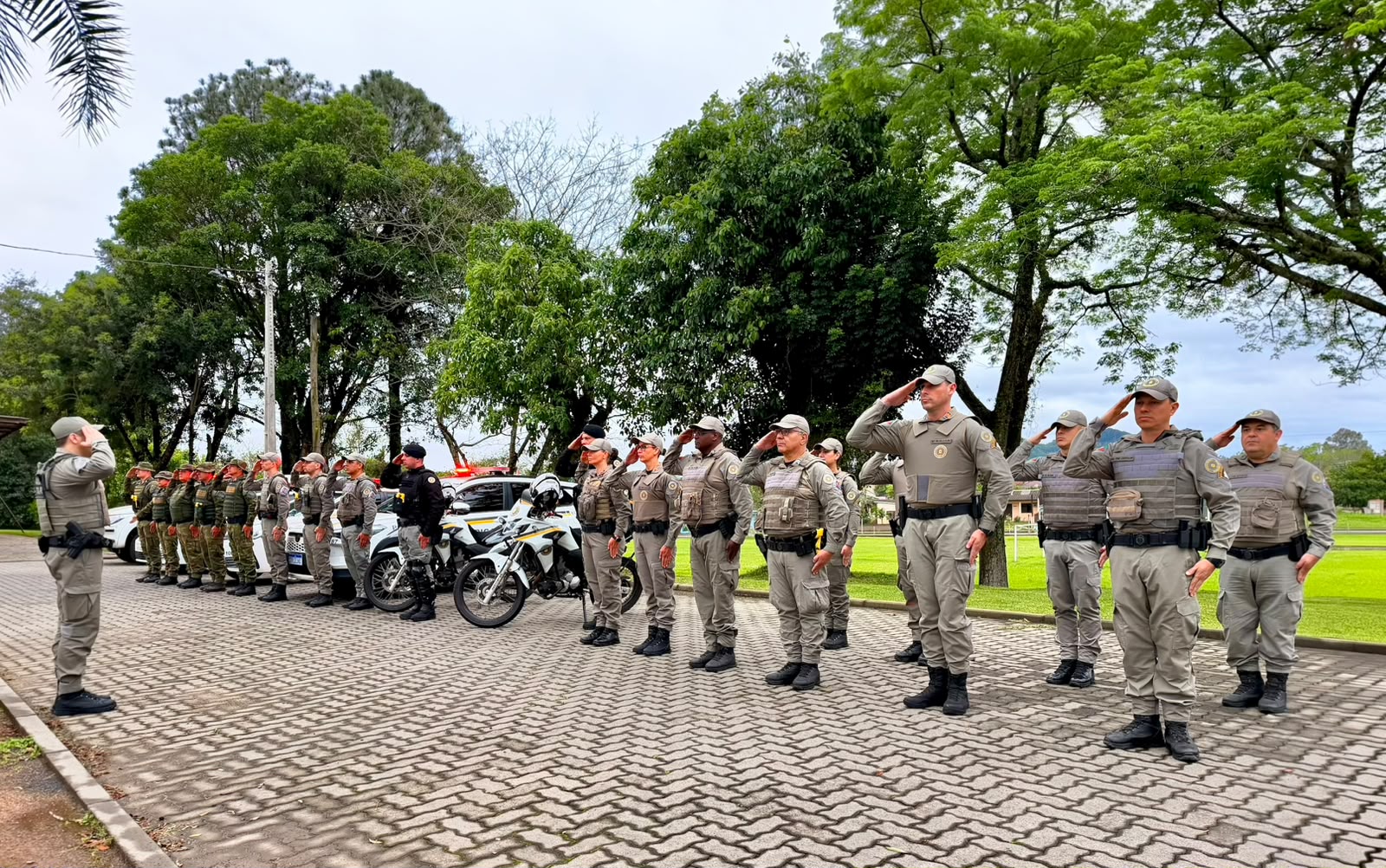 Durante o período de votação deste domingo (04/10), a Brigada Militar atendeu ocorrências relacionadas às Eleições 2026 em municípios do Vale do Caí. Em Montenegro, foram atendidas ocorrências envolvendo propaganda eleitoral afixada irregularmente em via pública e em locais privados, com recolhimento dos materiais e encaminhamento ao Cartório Eleitoral. Também foi averiguada uma situação envolvendo a atuação de uma representante partidária no interior de um local de votação. Após orientação dos fiscais eleitorais, a pessoa deixou o local, não sendo constatados elementos suficientes para caracterização de crime eleitoral. Em Tupandi e São Sebastião do Caí, foram realizadas averiguações e o recolhimento de materiais de propaganda política afixados em via pública e em locais privados, para encaminhamento às providências cabíveis. A Brigada Militar permanece atuando na região para garantir a segurança e a tranquilidade durante o processo eleitoral. O mesmo ocorre após o encerramento na votação. A divulgação parcial inicial assim que todas as urnas forem fechadas, o que pode demorar em razão das filas em alguns locais.