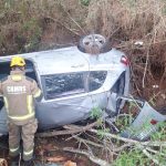 Carro capotou na ERS-124 e motorista ficou ferido - Crédito: Bombeiros