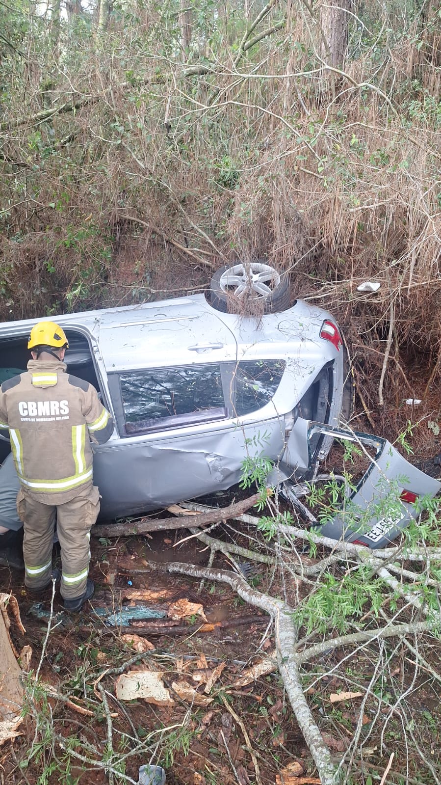 Carro capotou na ERS-124 e motorista ficou ferido - Crédito: Bombeiros