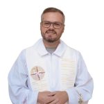Padre foi amarrado no banheiro e pediu socorro pela janela - Crédito: Reprodução